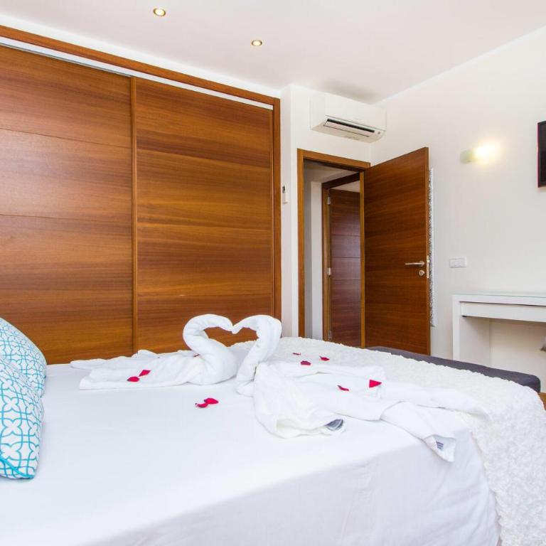 La Tierra - Six-Bedroom Holiday Home - 14