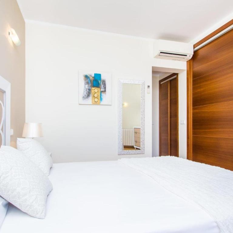 La Tierra - Six-Bedroom Holiday Home - 15