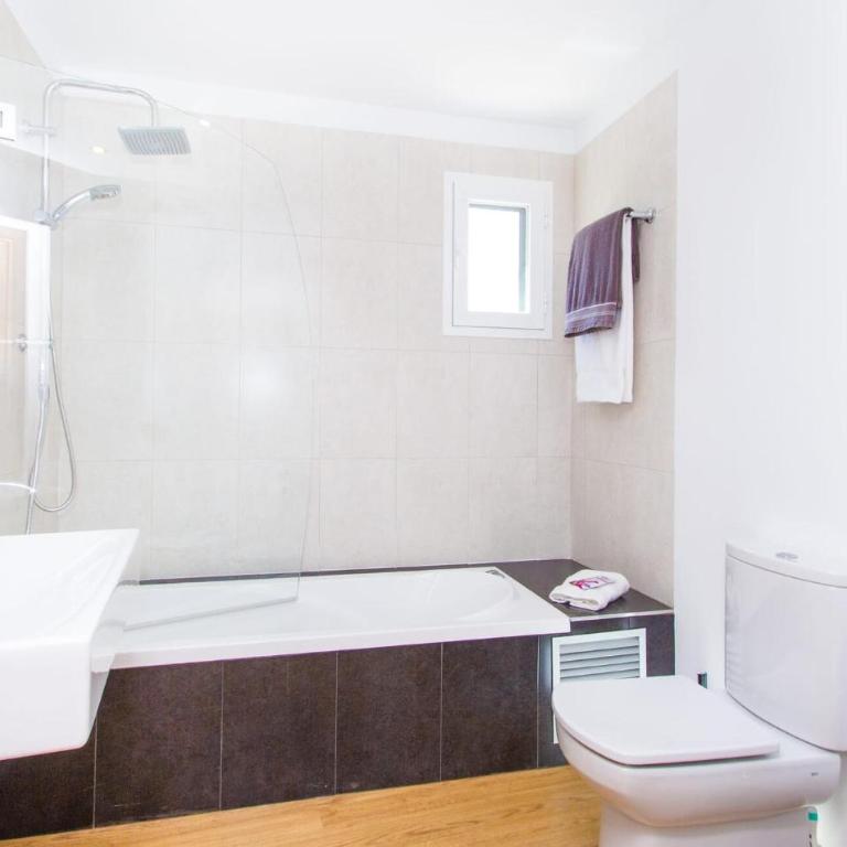 La Tierra - Six-Bedroom Holiday Home - 26