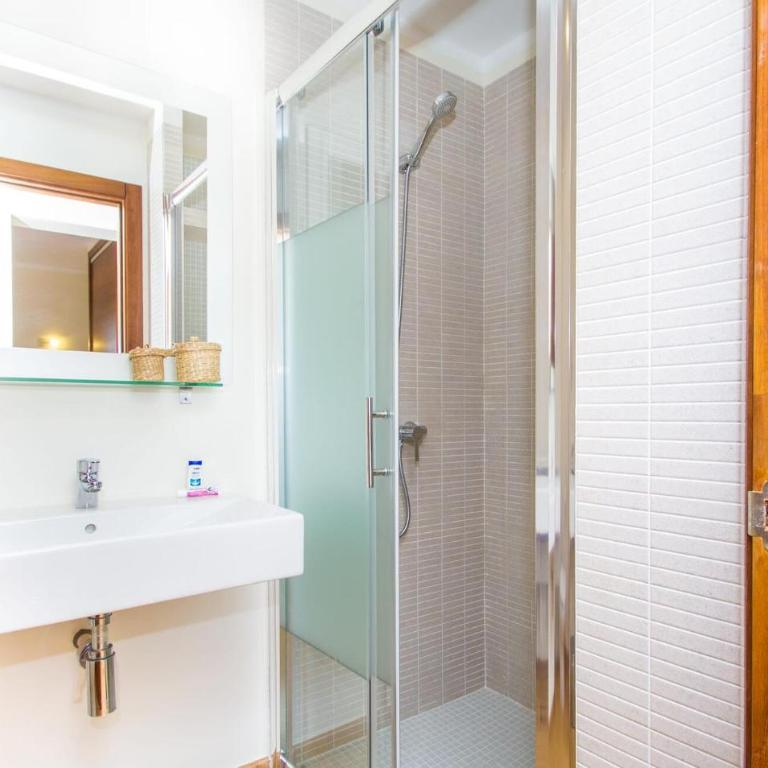 La Tierra - Six-Bedroom Holiday Home - 31