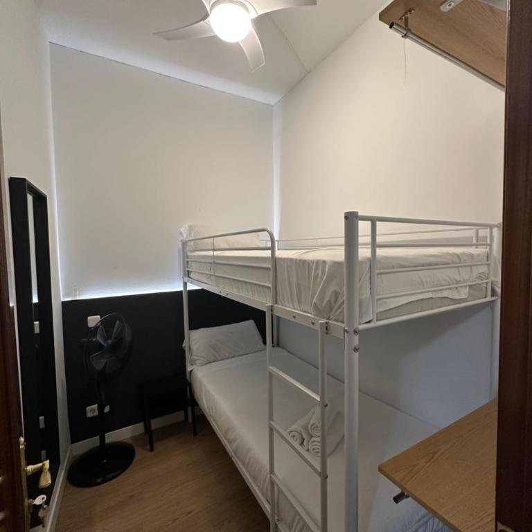 Center Madrid habitaciones - Twin Room with Shared Bathroom - 2