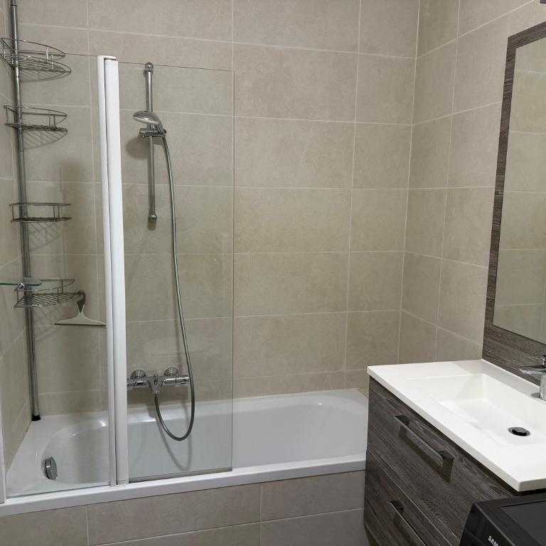 Appartement tout équipé & lumineux - Jardin terrasse et parking privé - Appartement 1 Chambre avec Jardin - 13