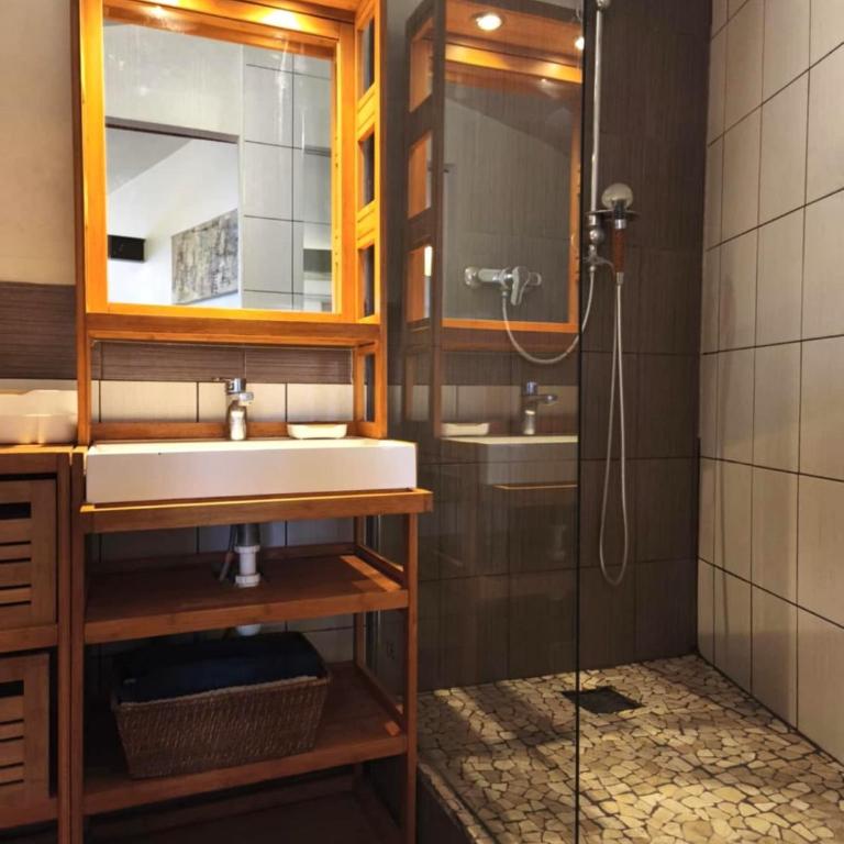 Studio climatisé à deux pas des remparts, parking - One-Bedroom Apartment - 15