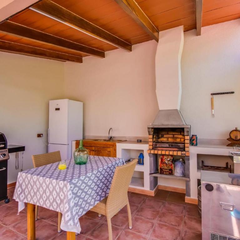 Ca Na Bisquerra - Four-Bedroom Vacation Home - 8