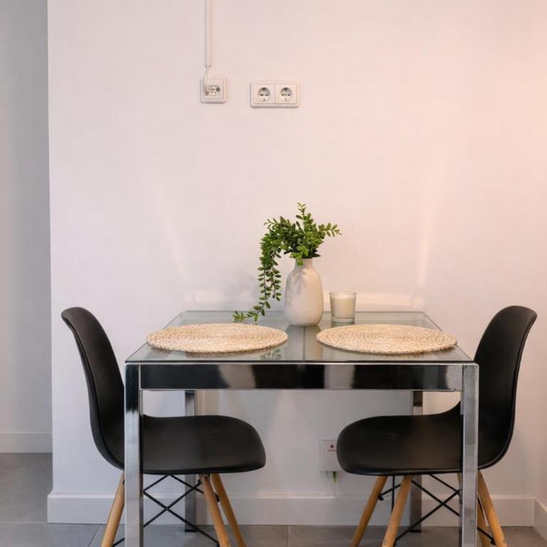 Apartamento amplio con terraza en zona tranquila de Madrid - Apartamento de 1 dormitorio - 2