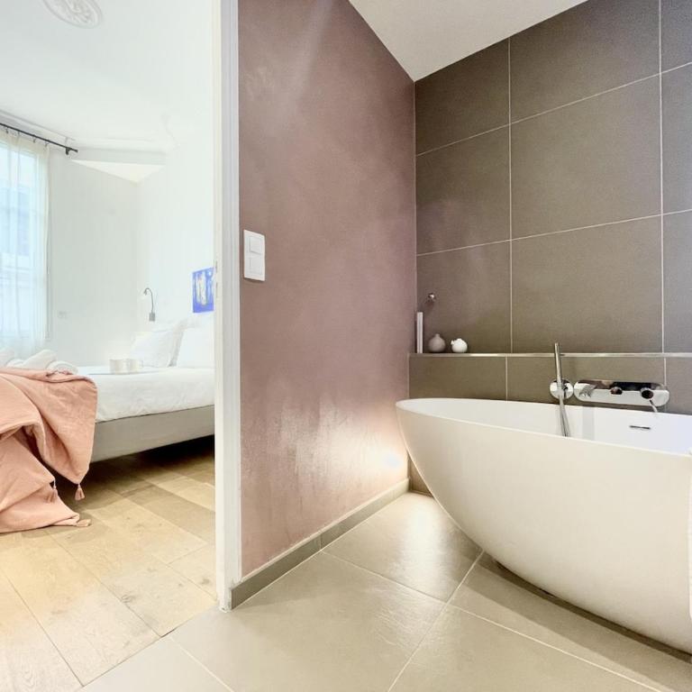 Parisian Home 2 bedrooms Montorgueil 090 - Three-Bedroom Apartment - 2