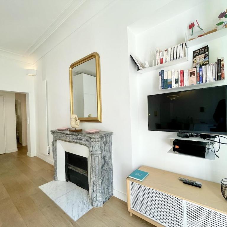 Parisian Home 2 bedrooms Montorgueil 090 - Three-Bedroom Apartment - 9
