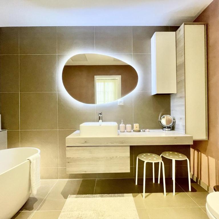 Parisian Home 2 bedrooms Montorgueil 090 - Three-Bedroom Apartment - 14