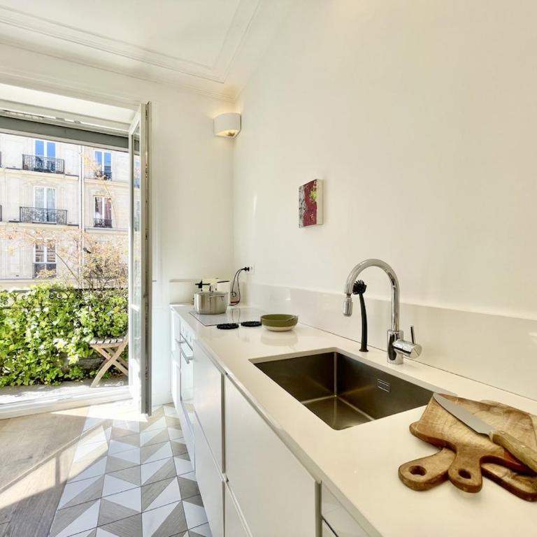 Parisian Home 2 bedrooms Montorgueil 090 - Three-Bedroom Apartment - 23