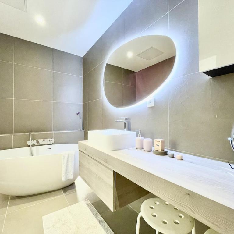 Parisian Home 2 bedrooms Montorgueil 090 - Three-Bedroom Apartment - 31