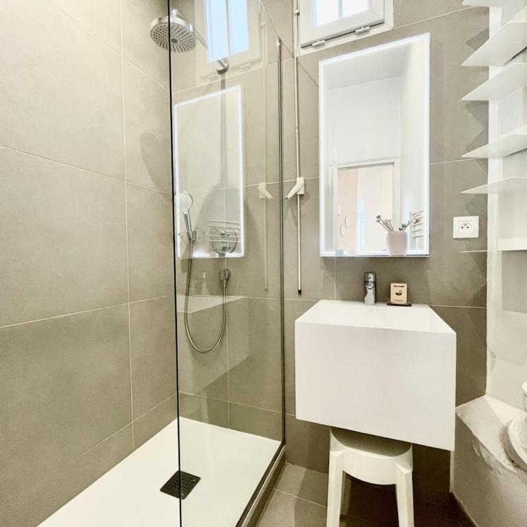 Parisian Home 2 bedrooms Montorgueil 090 - Three-Bedroom Apartment - 34