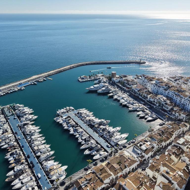 Apartamento dentro de Puerto Banus - Two-Bedroom Apartment - 1