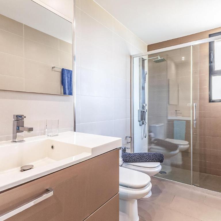 Beautiful Apartment In Villajoyosa - Three-Bedroom Apartment - 15