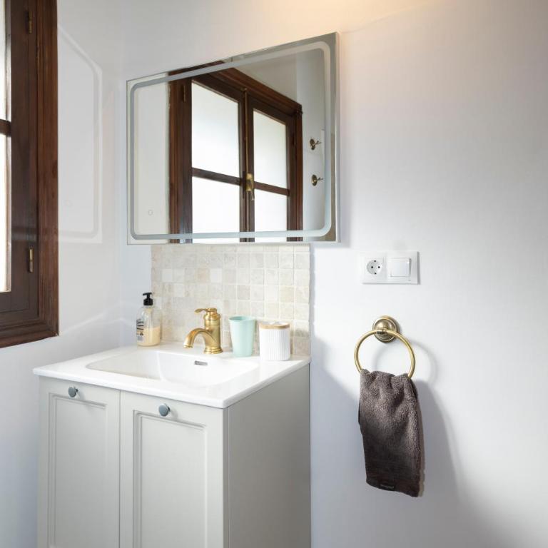Above the Iconic Portal Vell - Apartamento de 2 dormitorios con balcón - 8