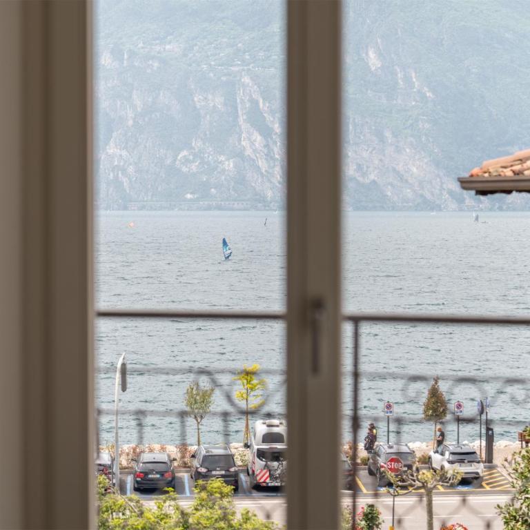 GARDA LIVING APARTMENTS Torbole 2 - Apartment mit 2 Schlafzimmern und Seeblick - 5