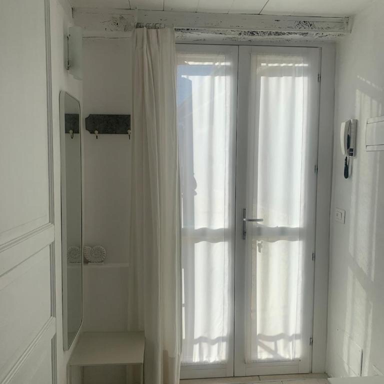 Bright frescoed attic in the city center, parking free! Brescia - One-Bedroom Apartment - 9
