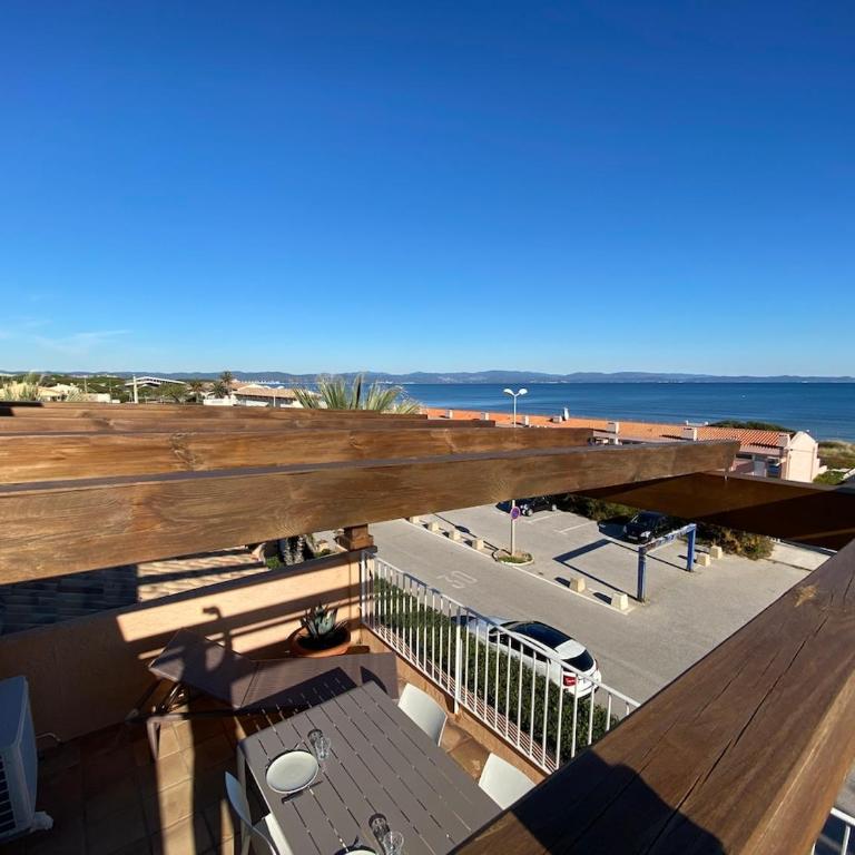 Le France La Bergerie - One-Bedroom Apartment with Sea View and Balcony - 10