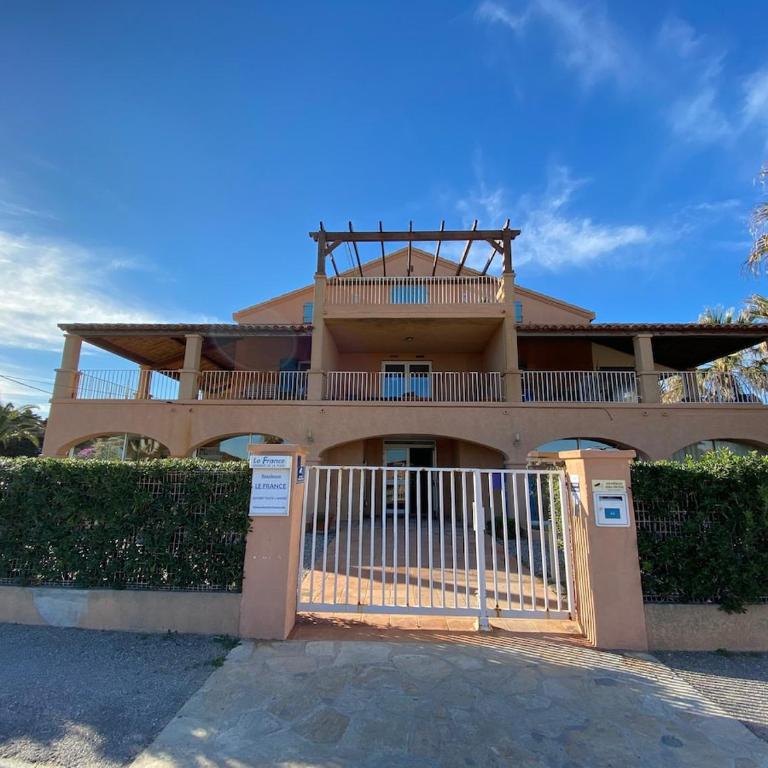 Le France La Bergerie - One-Bedroom Apartment with Sea View and Balcony - 32