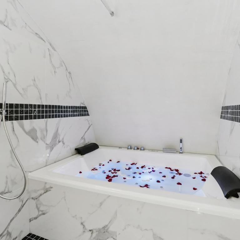 Lavie Maison Marais Hot Tub AC - Apartment - 23
