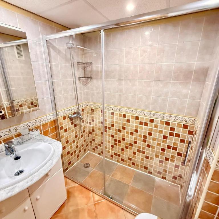 Large Apartment with Sea Views & Terrace - One-Bedroom Apartment - 9