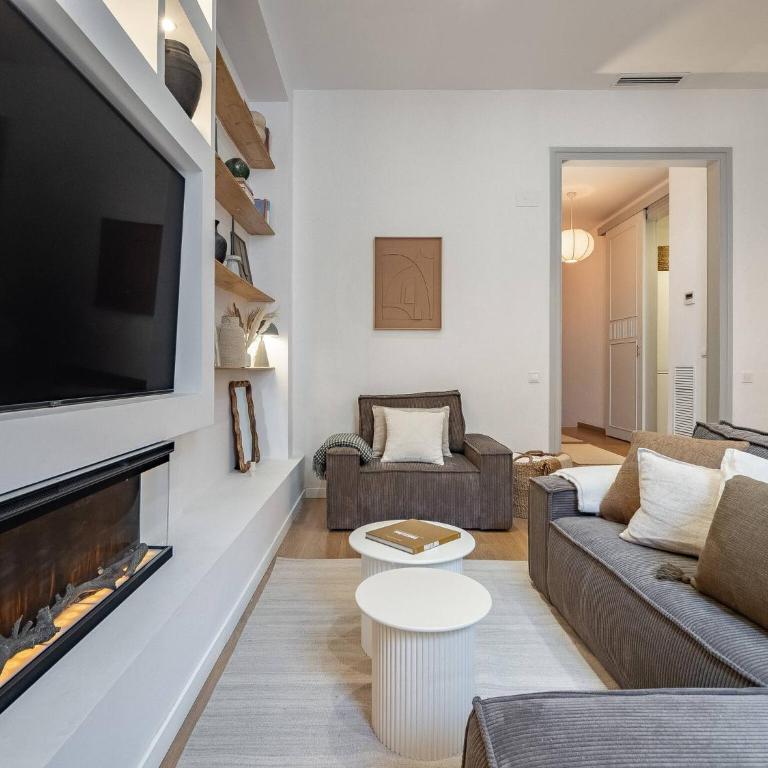 Moderno Apartamento en el Corazón de Barcelona - Three-Bedroom Apartment - 2