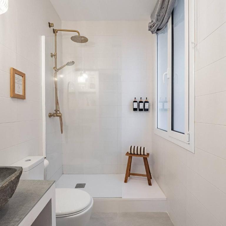 Moderno Apartamento en el Corazón de Barcelona - Three-Bedroom Apartment - 23