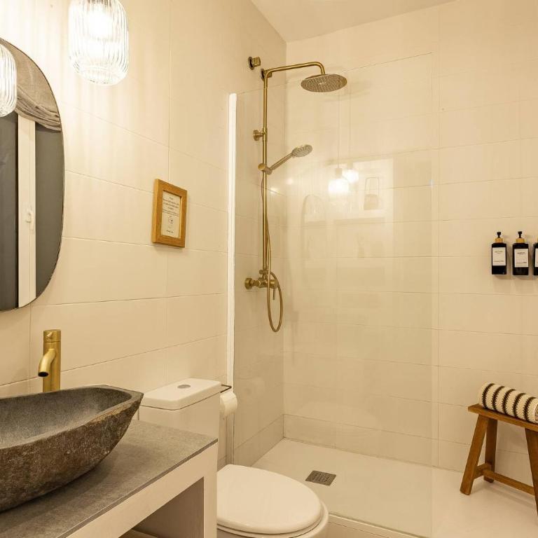Moderno Apartamento en el Corazón de Barcelona - Three-Bedroom Apartment - 22