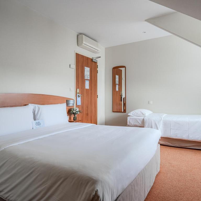 Kyriad Rennes Nord Hotel - Chambre Triple (1 Lit Double et 1 Lit Simple) - 3