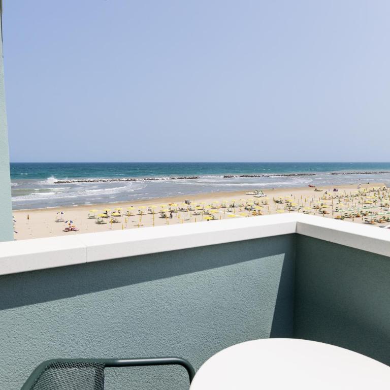 Hotel Acquamarina Viserba - Camera Familiare con Vista Mare Laterale - 5