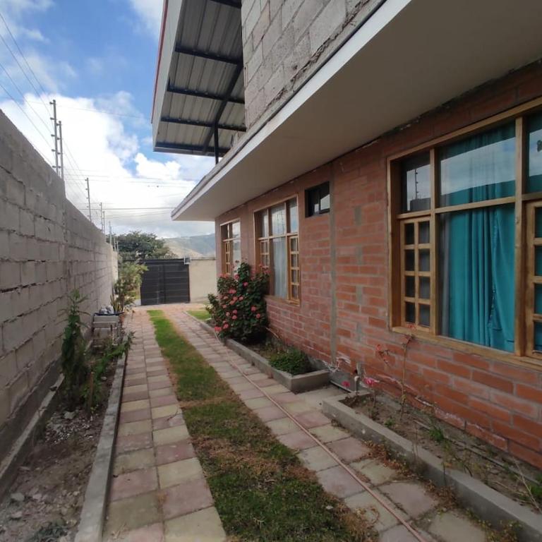 Casa independiente en la mitad del mundo - Three-Bedroom House - 13