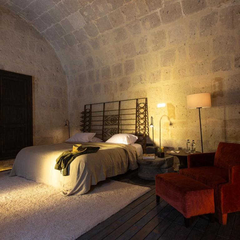 CIRQA - Relais & Châteaux - Superior Double or Twin Room - 3