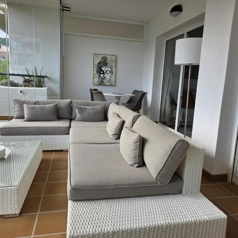 Stylish Beachfront apt with sea view - Apartment - 11