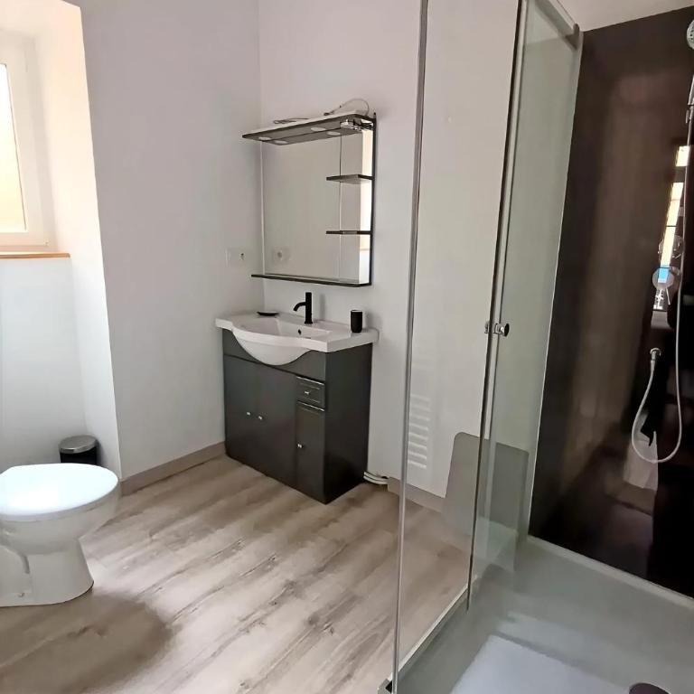 Apt 3, 1er étage, large T2 avec une terrasse commune - Appartement 1 Chambre - 6