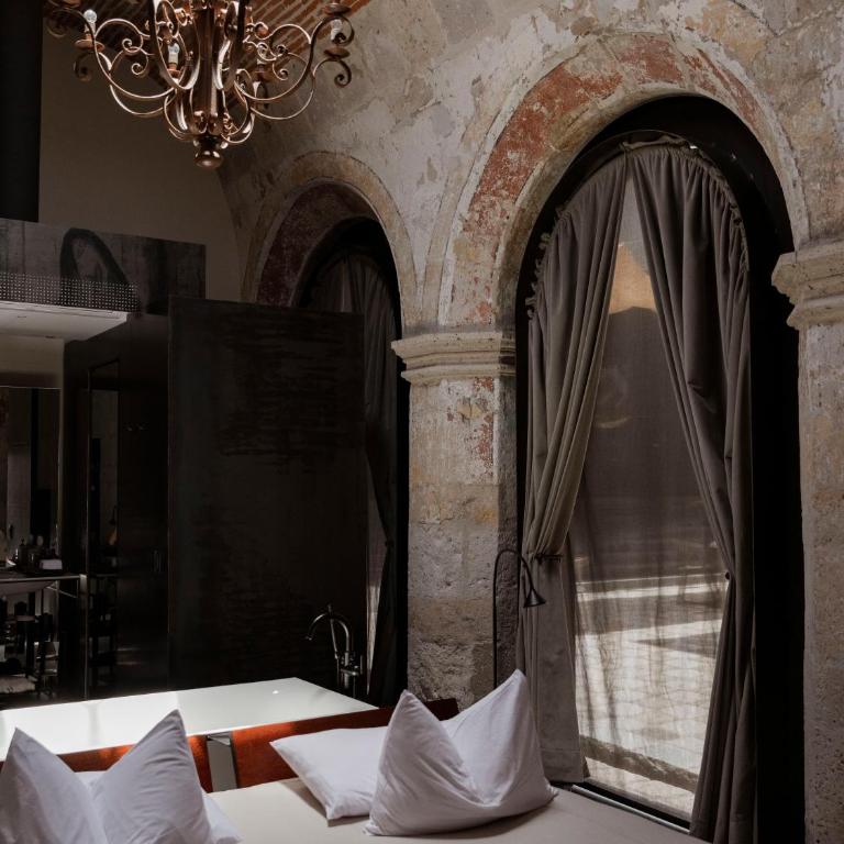 CIRQA - Relais & Châteaux - Superior Deluxe Double or Twin Room - 3
