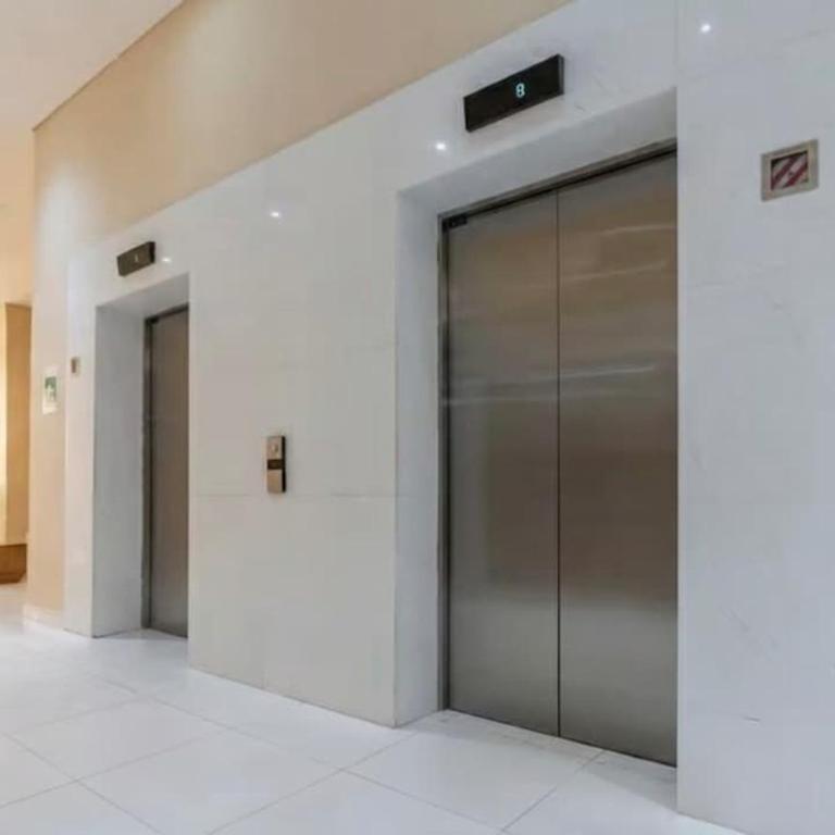 Luxury Apartment Suite Lake View 2 min Airport - Two-Bedroom Apartment - 10