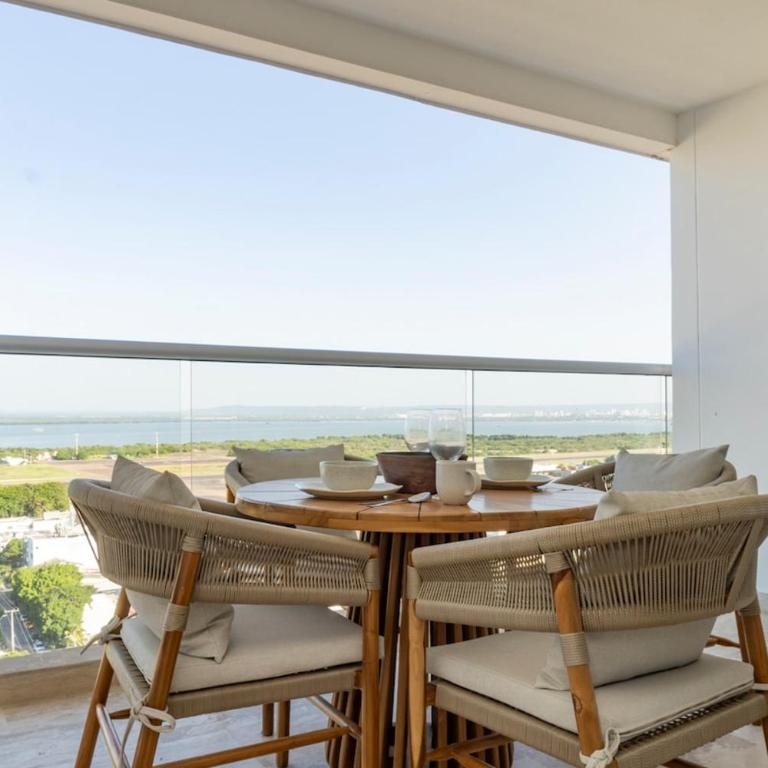 Luxury Apartment Suite Lake View 2 min Airport - Two-Bedroom Apartment - 11