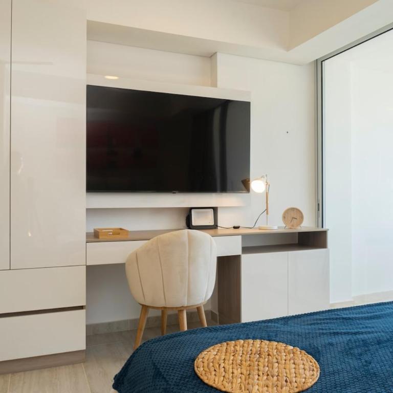 Luxury Apartment Suite Lake View 2 min Airport - Two-Bedroom Apartment - 18