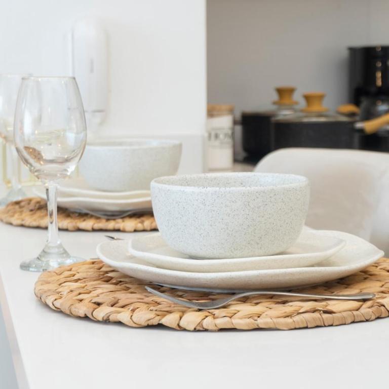Luxury Apartment Suite Lake View 2 min Airport - Two-Bedroom Apartment - 23