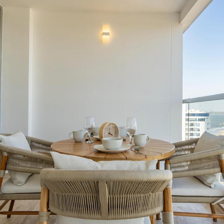 Luxury Apartment Suite Lake View 2 min Airport - Two-Bedroom Apartment - 34