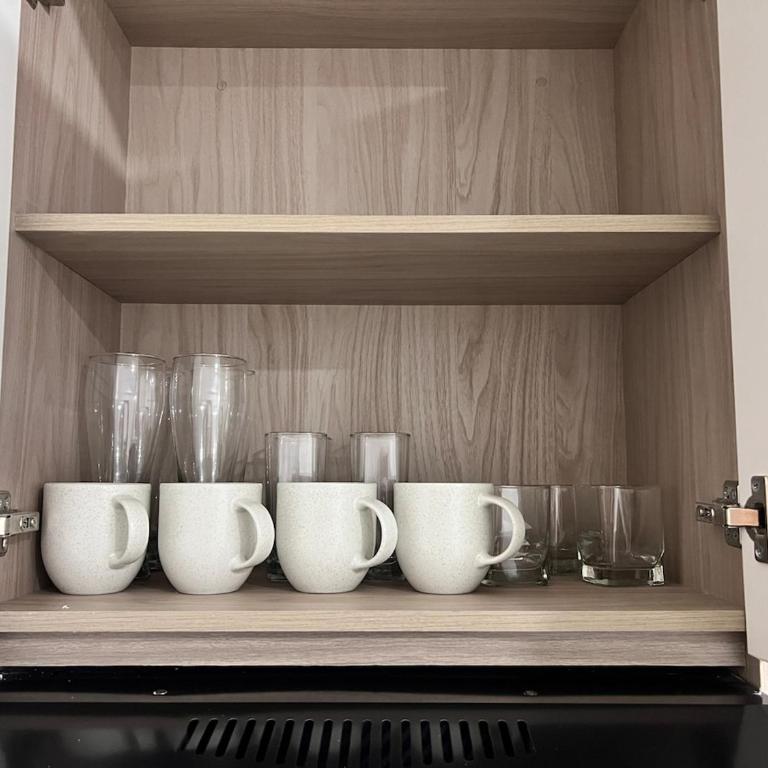 Luxury Apartment Suite Lake View 2 min Airport - Two-Bedroom Apartment - 36
