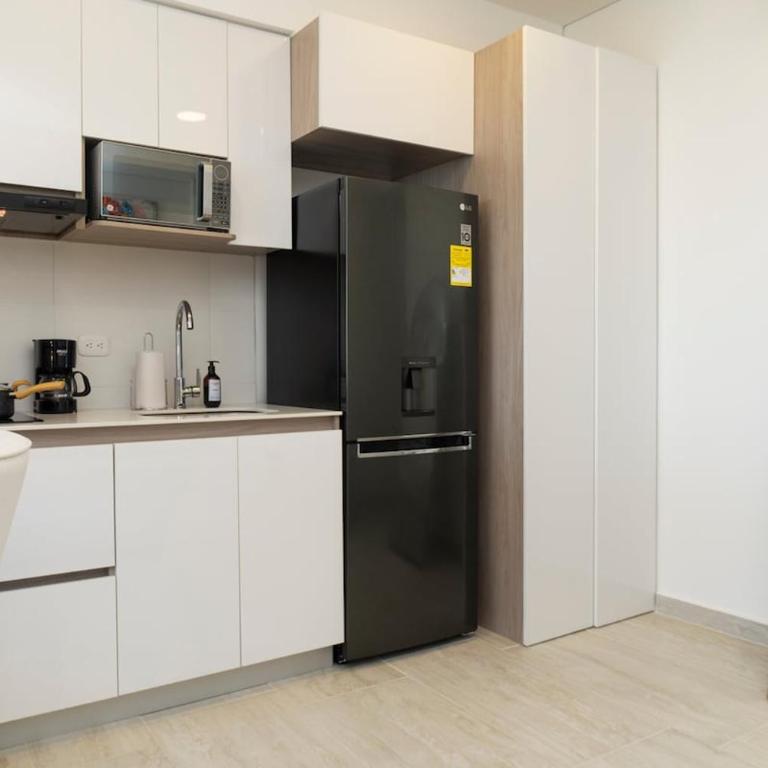 Luxury Apartment Suite Lake View 2 min Airport - Two-Bedroom Apartment - 37