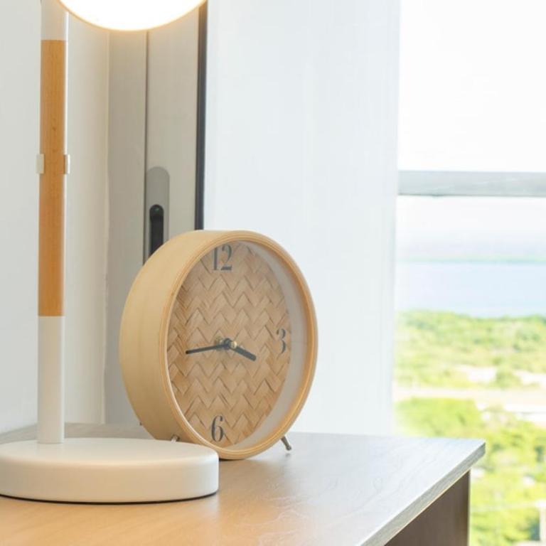 Luxury Apartment Suite Lake View 2 min Airport - Two-Bedroom Apartment - 46