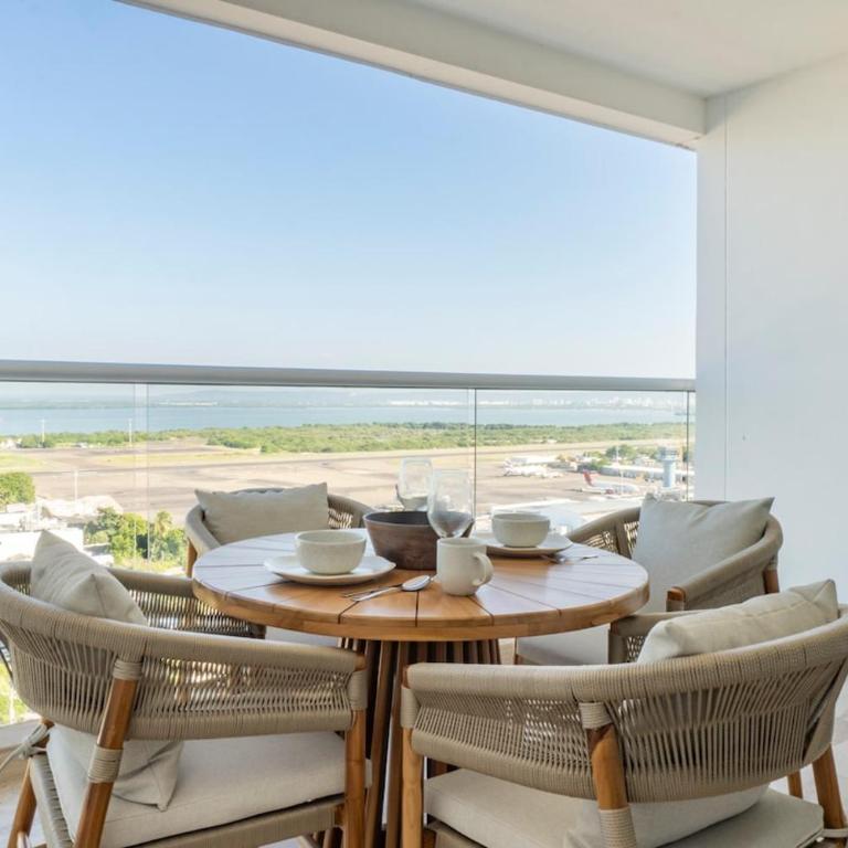 Luxury Apartment Suite Lake View 2 min Airport - Two-Bedroom Apartment - 56