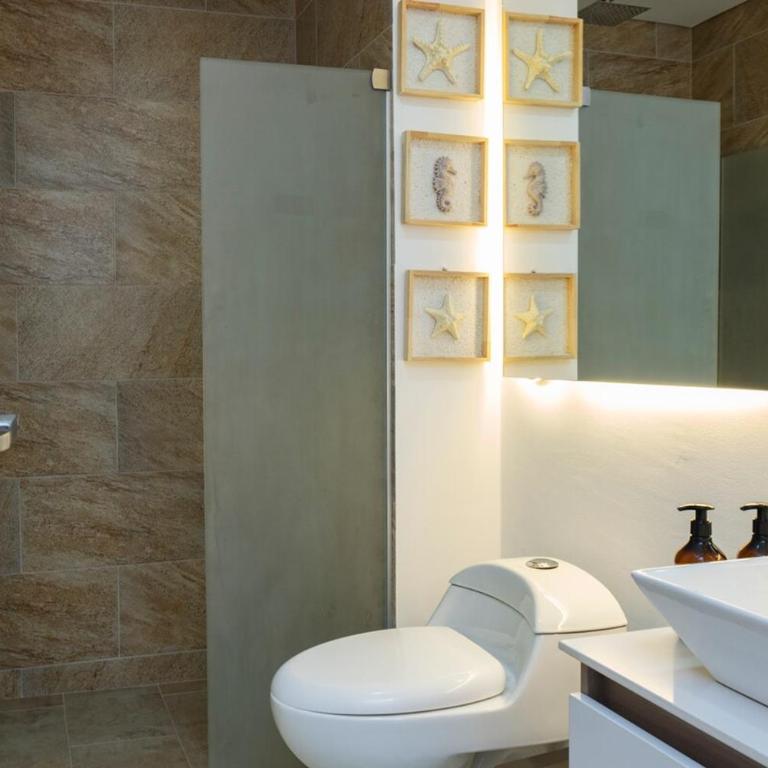 Luxury Apartment Suite Lake View 2 min Airport - Two-Bedroom Apartment - 59