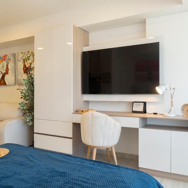 Luxury Apartment Suite Lake View 2 min Airport - Two-Bedroom Apartment - 63