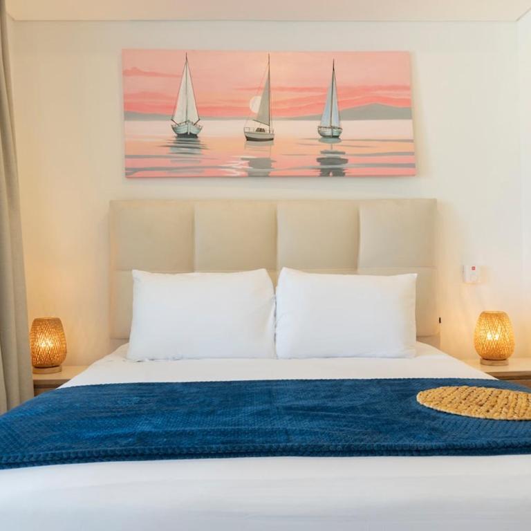 Luxury Apartment Suite Lake View 2 min Airport - Two-Bedroom Apartment - 65