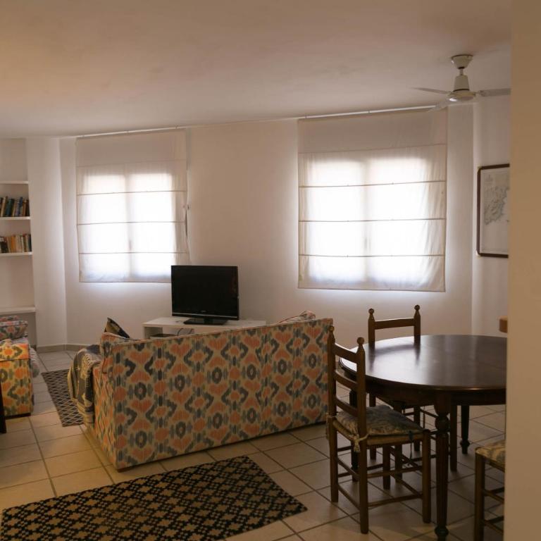 2 bed. GF apartment in center of Begur w shared pool parking H62 - Two-Bedroom Apartment - 5