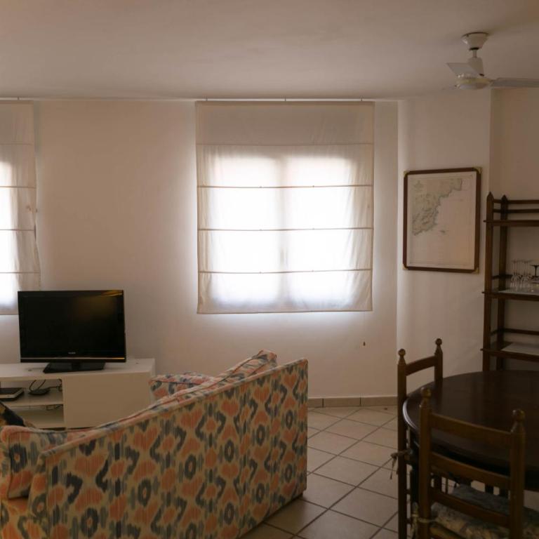2 bed. GF apartment in center of Begur w shared pool parking H62 - Two-Bedroom Apartment - 6