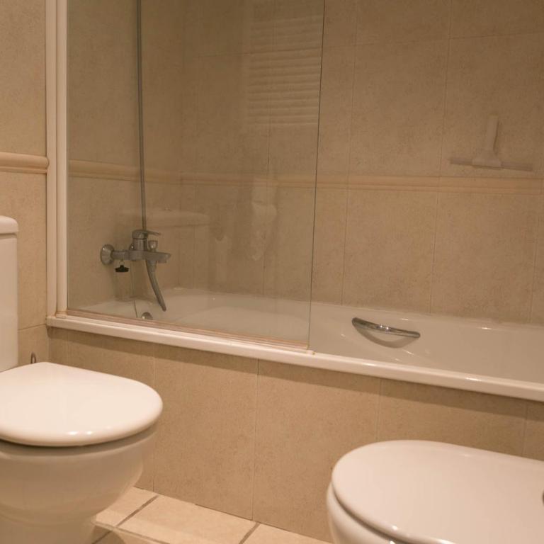 2 bed. GF apartment in center of Begur w shared pool parking H62 - Two-Bedroom Apartment - 14
