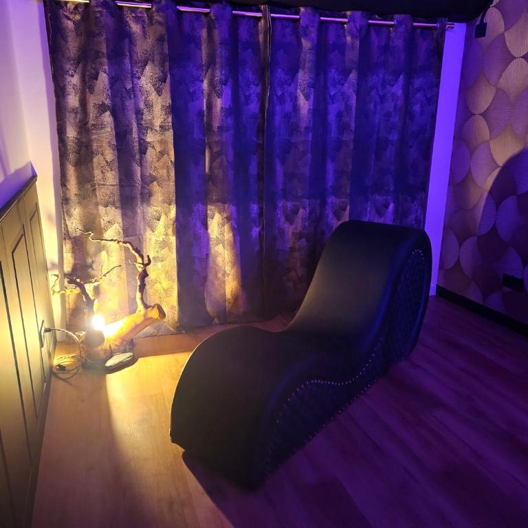 Suite romantique avec jaccuzzi - proche des lacs - La secrète room - Maison 1 Chambre - 24